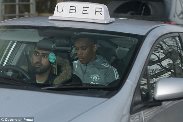 Thầy trò Mourinho ủ rũ đến sân tập sau thất bại ở derby